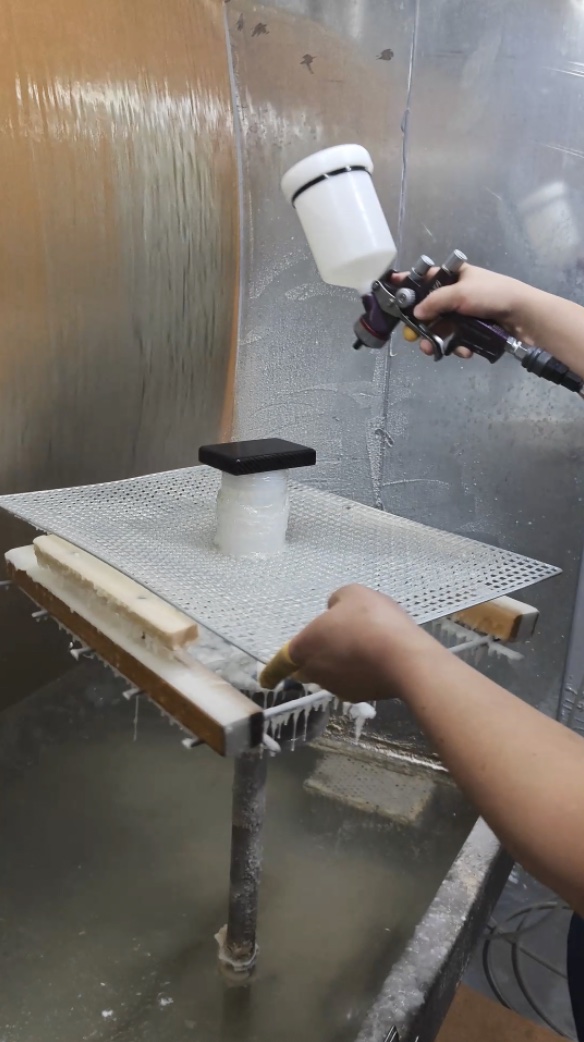 Spraying process for carbon fiber product surface finishing
